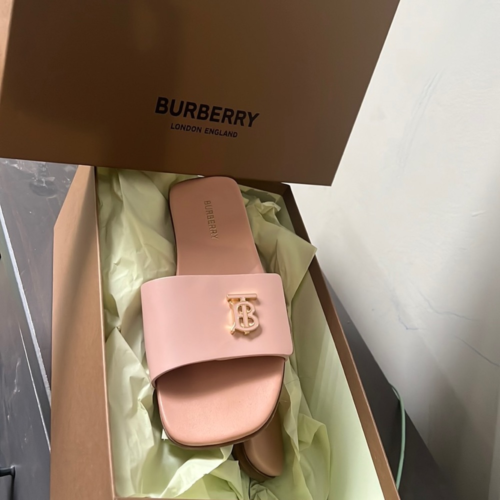 I am selling dusky pink Burberry slides .only worn once . Size 6 In women’s